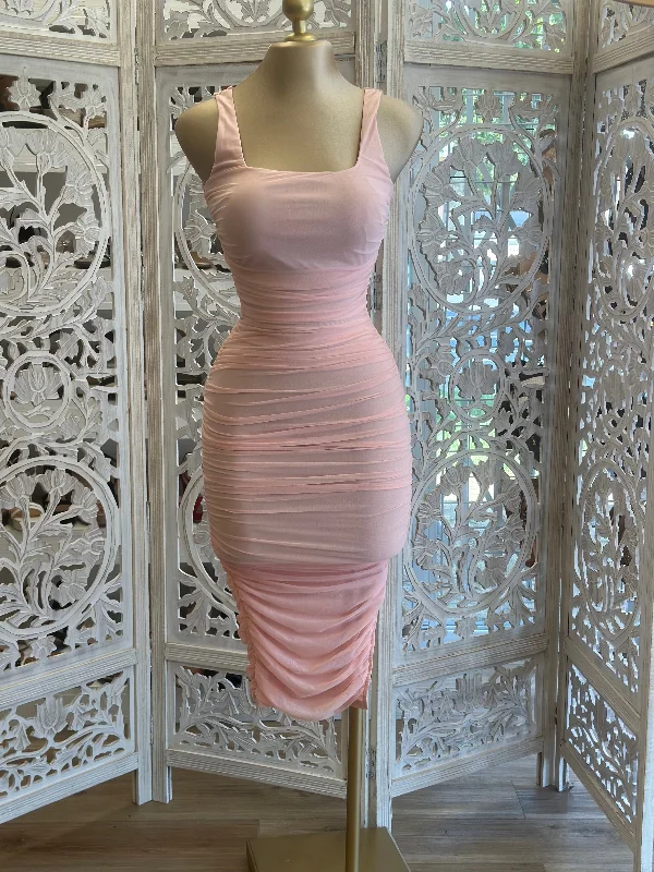 Appliqué - decorated midi dress for a unique and detailed styleBaby Pink Ruched Midi Dress