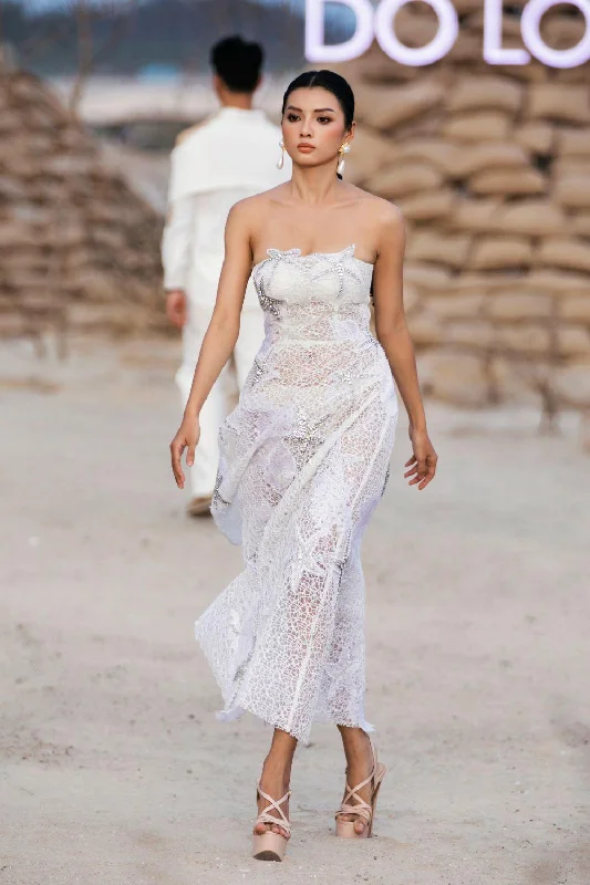High - waisted pleated midi dress for a trendy and stylish appearanceNevaeh Strapless Straight Across Neck Lace Midi Dress