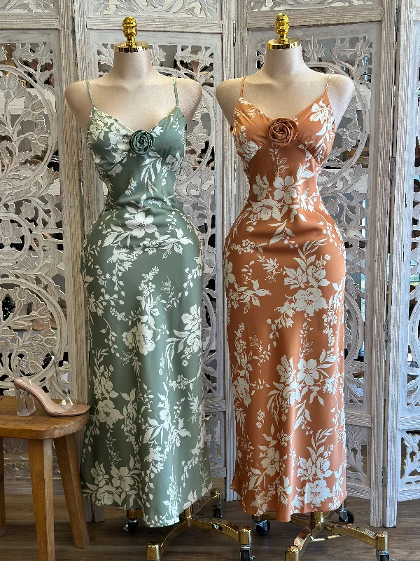Sleeveless Party Dresses with Sequined Neckline for Ladies' Glamorous AppealSatin Rose Detail Maxi Dress- Not Stretchy, No Estira Sleeveless Party Dresses with Sequined Neckline for Ladies' Glamorous AppealSatin Rose Detail Maxi Dress- Not Stretchy, No Estira