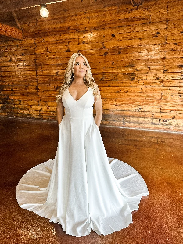 Halter Neck Wedding Dresses with High Low Hem for a Modern TwistAmellia Wedding Dress Halter Neck Wedding Dresses with High Low Hem for a Modern TwistAmellia Wedding Dress
