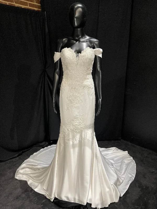 A Line Satin Wedding Dresses with Lace Appliques for Slim LadiesPronovias Dante