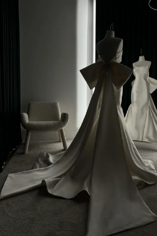 Wedding Dresses with Sequined Dots and Sheer Skirt for a Playful and Sultry LookSheath Strapless Wedding Dress with Bow Train Wedding Dresses with Sequined Dots and Sheer Skirt for a Playful and Sultry LookSheath Strapless Wedding Dress with Bow Train