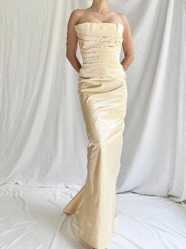Velvet Wedding Dresses with Satin Trim for a Rich and Opulent LookVera Wang Champagne Silk Gown - M/6/8 Velvet Wedding Dresses with Satin Trim for a Rich and Opulent LookVera Wang Champagne Silk Gown - M/6/8